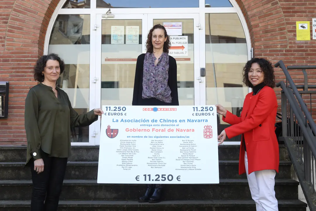 M&oacute;nica Yu entrega el cheque a las representantes del Gobierno de Navarra