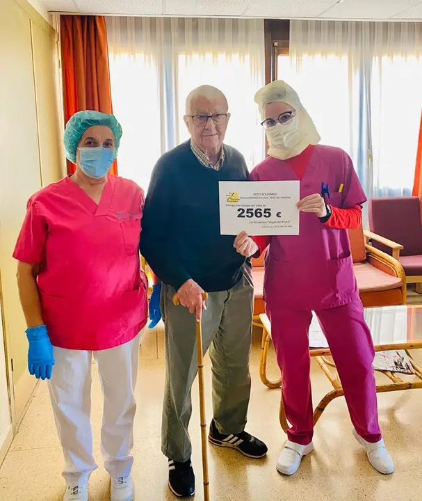 Entrega del cheque en la residencia de Villafranca