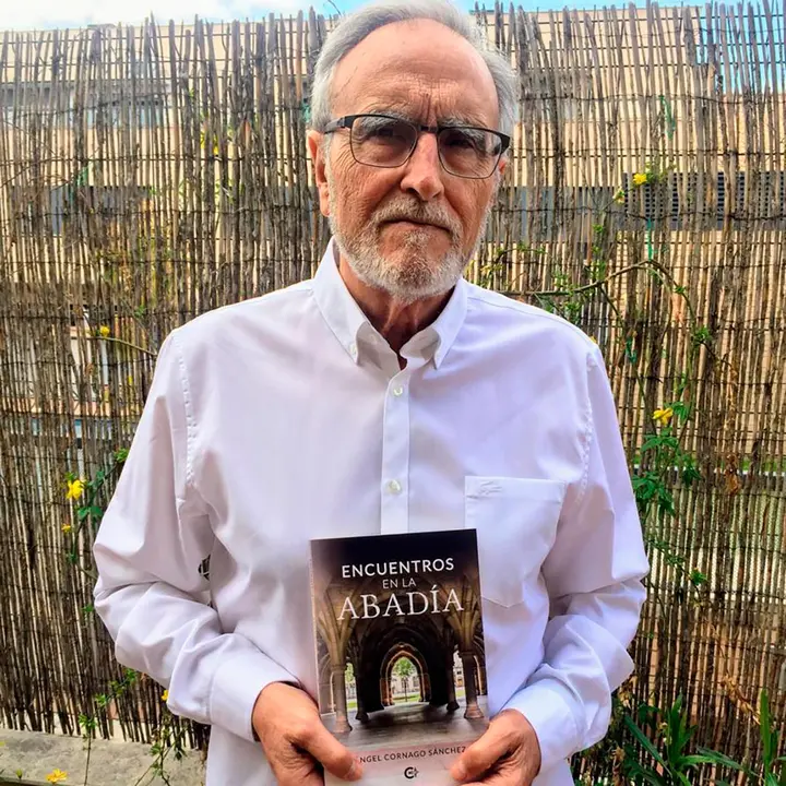 &Aacute;ngel Cornago S&aacute;nchez con su nuevo libro 'Encuentros en la Abad&iacute;a'