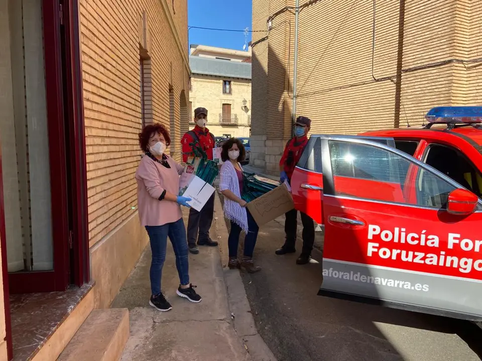 La Polic&iacute;a Foral recoge material escolar para repartir entre los murchantinos