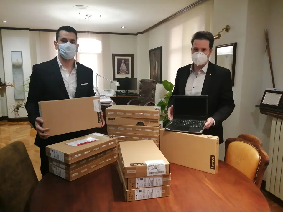 El Ayuntamiento recibe los 15 port&aacute;tiles donados por EPD