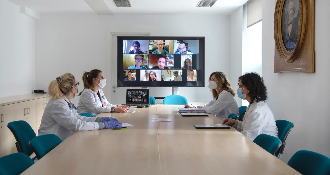 Patricia Fanlo (Medicina Interna, CHN), Ruth Garc&iacute;a y Eva Zalba (Navarrabiomed) y Beatriz Larrayoz (Farmacia, CHN) en una reuni&oacute;n telem&aacute;tica con los centros participantes en el ensayo