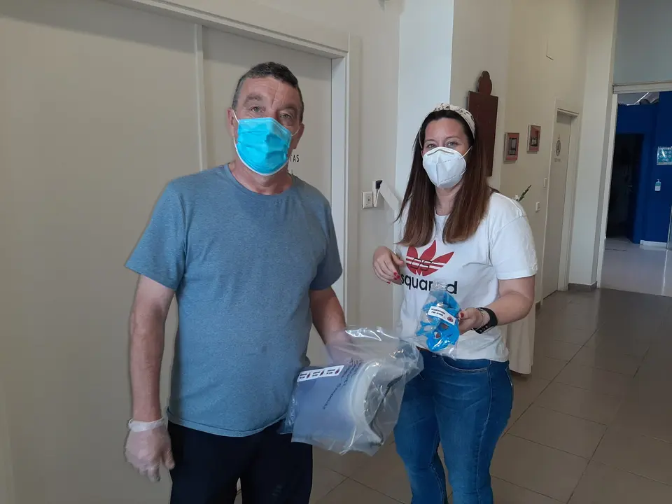 Irune Garc&iacute;a entrega las m&aacute;scaras y los non touch