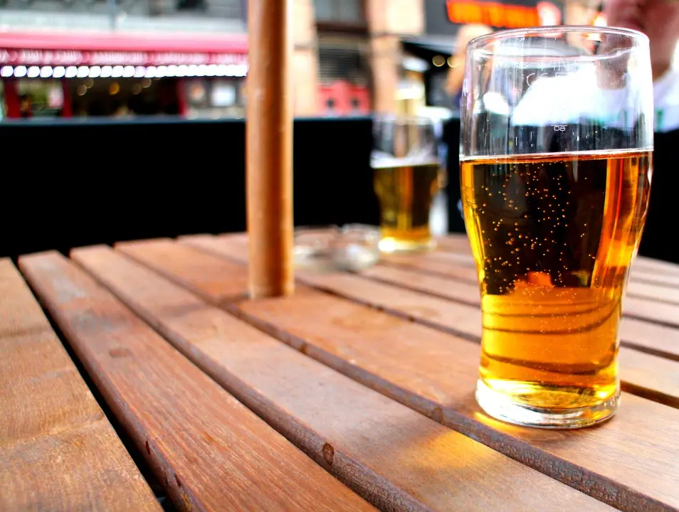 Tomando una sidra en una terraza