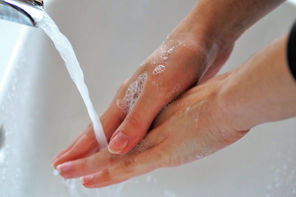 Salud aconseja a la población en general el lavado adecuado y frecuente de manos frente al uso de guantes