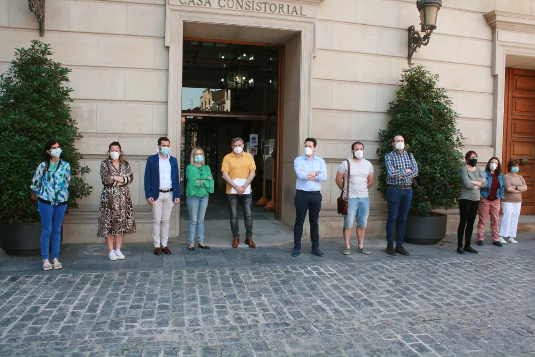 Minuto de silencio celebrado a las puertas del Ayuntamiento de Tudela