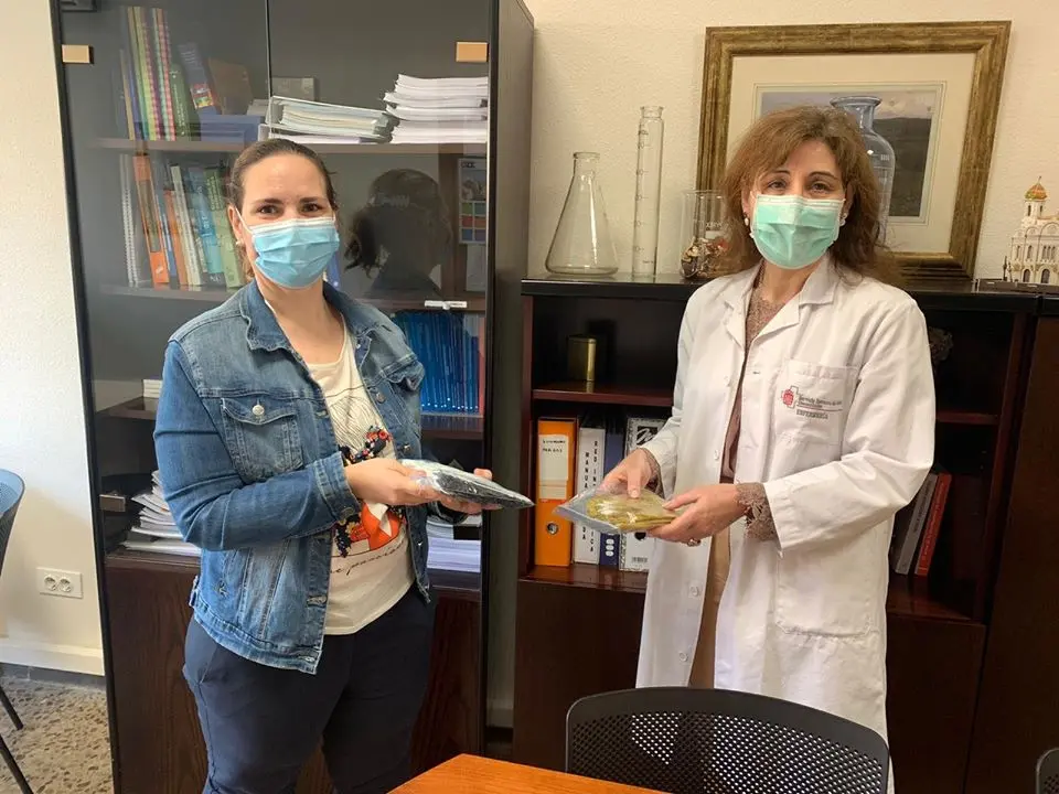 Erika Navarro, ha entregado el material a la jefa del Servicio de Cuidados Asistenciales del &Aacute;rea de Salud de Tudela