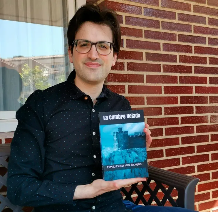 David Cucarella Tobajas con la novela La Cumbre Helada