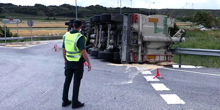 Cami&oacute;n accidentado en Peralta