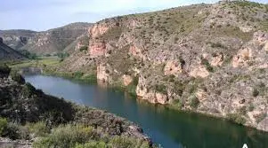 Valdegutur con el embalse de A&ntilde;amaza