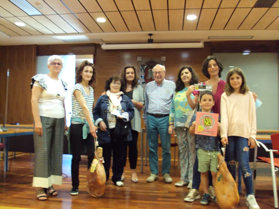 Entrega de los dos jamones de ADECA