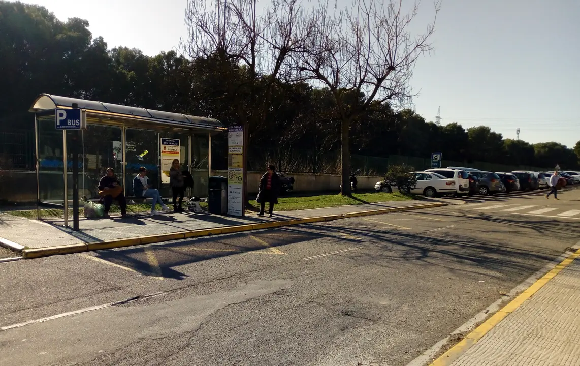 Parada actual de autobuses del Hospital Reina Sof&iacute;a donde se habilitar&aacute;n nuevas plazas de aparcamiento