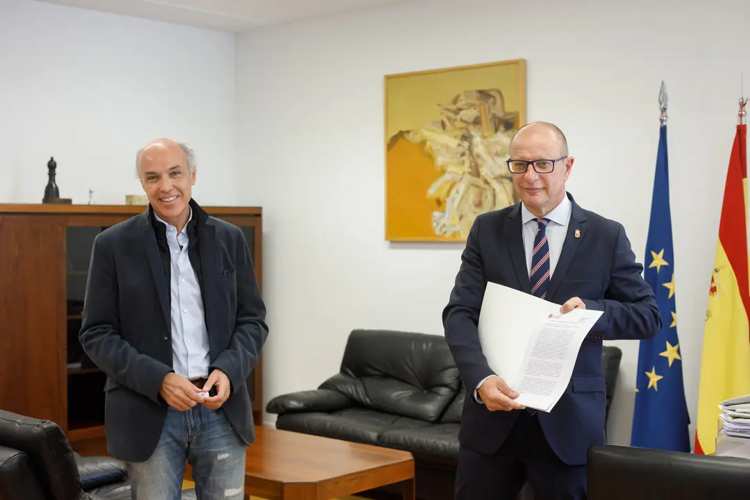 El presidente del Consejo Escolar de Navarra, Manuel Mart&iacute;n, entrega al consejero de Educaci&oacute;n, Carlos Gimeno, el documento que recoge las bases de la reactivaci&oacute;n de la Educaci&oacute;n en Navarra