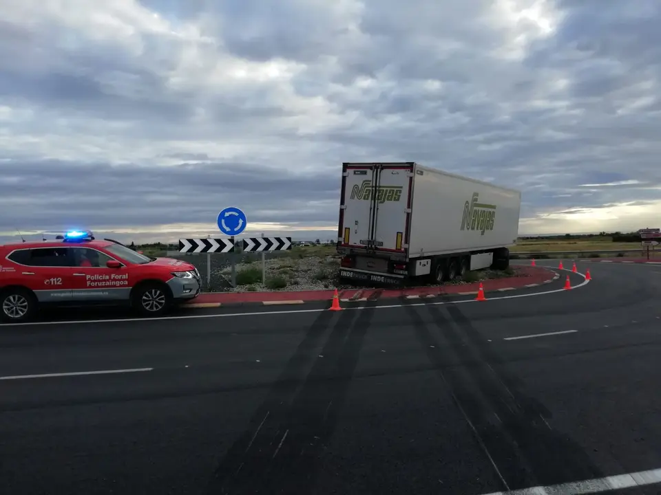 Un cami&oacute;n se salta el ceda el paso y acaba encima de la rotonda