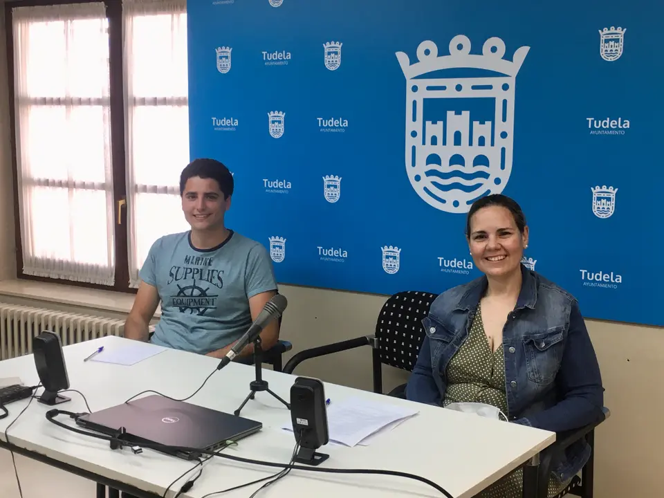 Javier Moracho (responsable de la Escuela de Tiempo Libre 42 grados y coordinador de proyecto de ODOS) y Erika Navarro (Concejala de Juventud y Centros C&iacute;vicos)