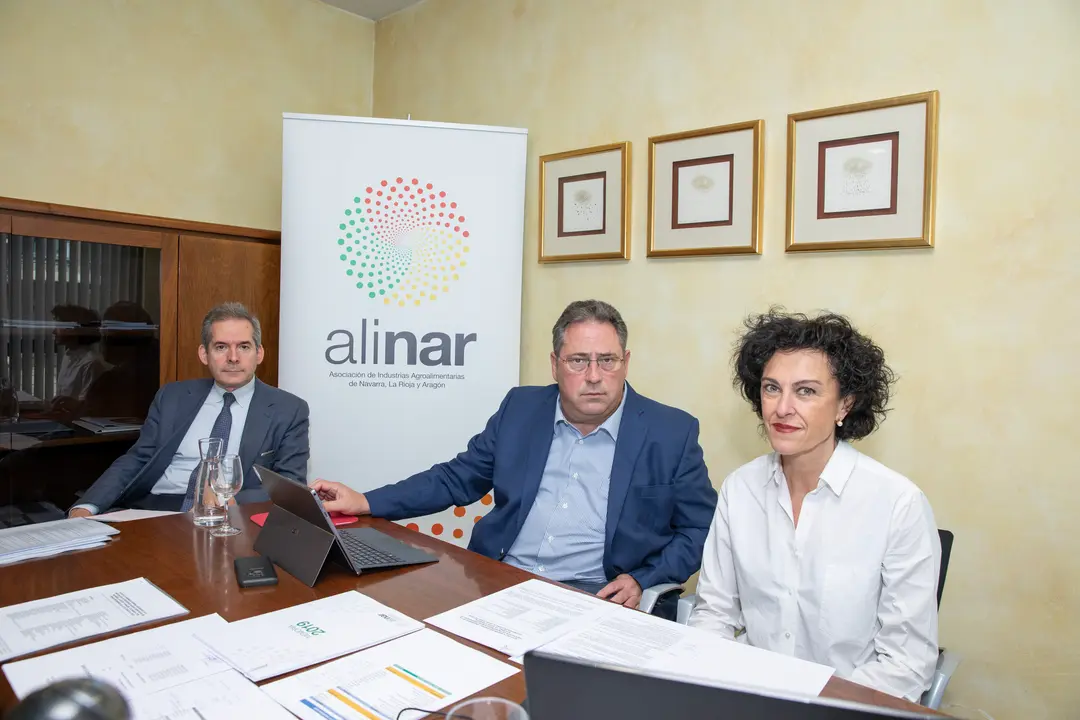 Jos&eacute; Mar&iacute;a Arregui (Secretario y Asesor Jur&iacute;dico), Cristina Lecumberri y Cayo Mart&iacute;nez, directora general y presidente de ALINAR (Foto: Maite H. Mateo)