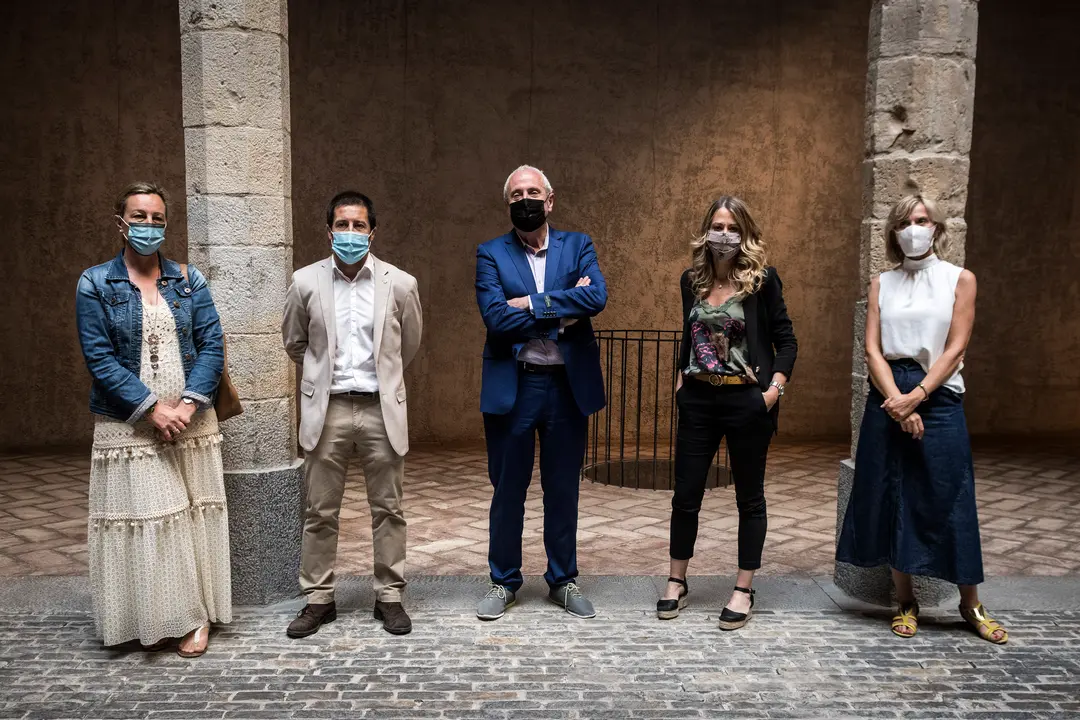 Elena Anto&ntilde;anzas, jefa de la Secci&oacute;n de Ciudadan&iacute;a Sanitaria y Aseguramiento; Juan Carlos Castillo, presidente de la FNMC; Carlos Artundo, director general de Salud; Rakel Mateo, directora de Goizargi;  y Mar&iacute;a Lainez, trabajadora social de Atenci&oacute;n Primaria