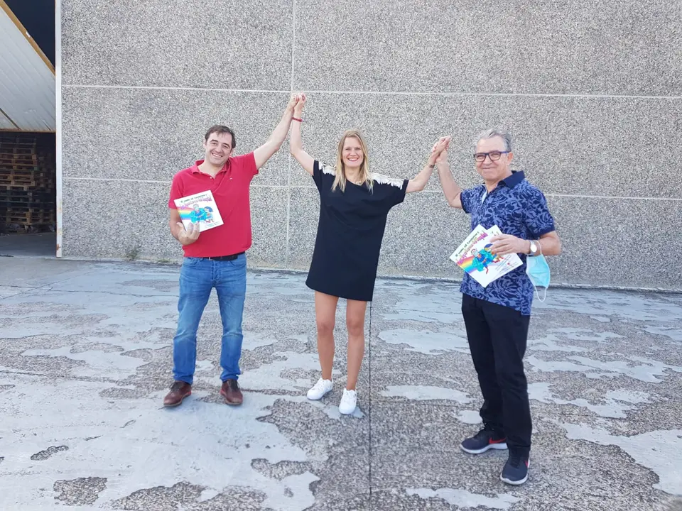 Este pasado viernes Ainhoa Lizuain pudo ver el resultado de su cuento en papel junto Abel de Gr&aacute;ficas Larrad y Pepe Alfaro