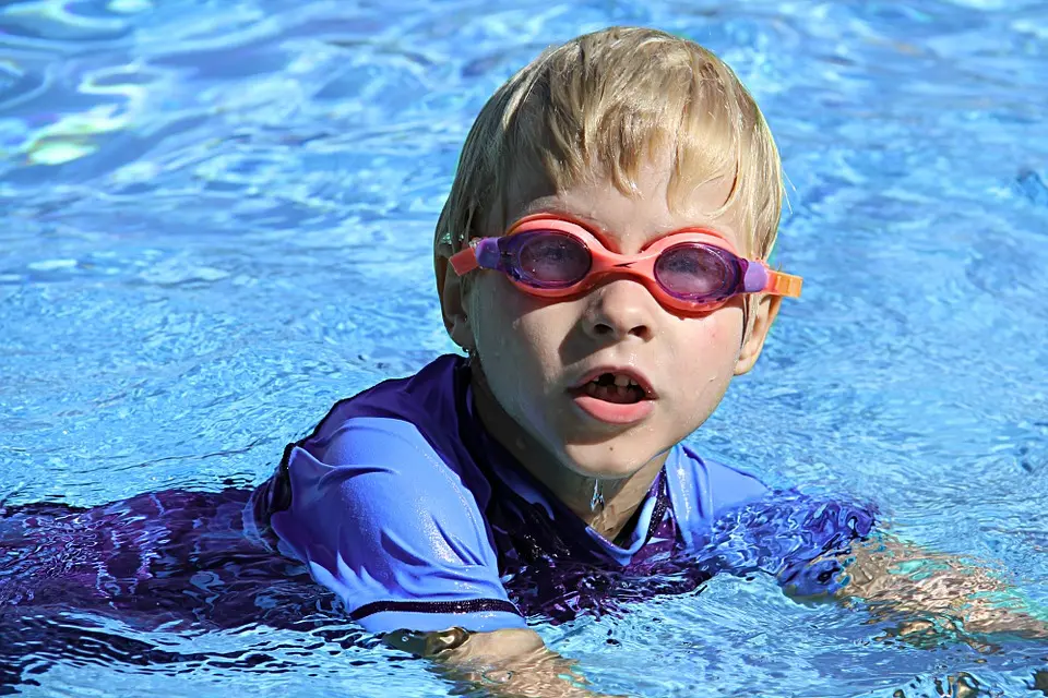 piscina ni&ntilde;o nadando