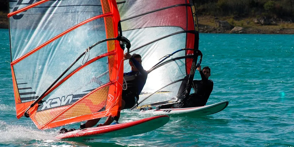 Disfruta de una de las activiades m&aacute;s excitantes, Windsurf por el embalse de Alloz