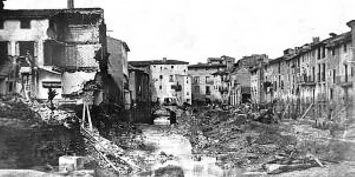 Vista del Muro tras la avenida del r&iacute;o Queiles en mayo de 1871