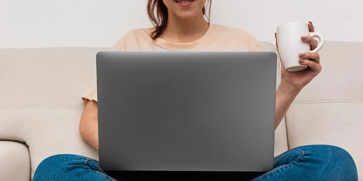 ordenador port&aacute;til teletrabajo trabajo casa 3