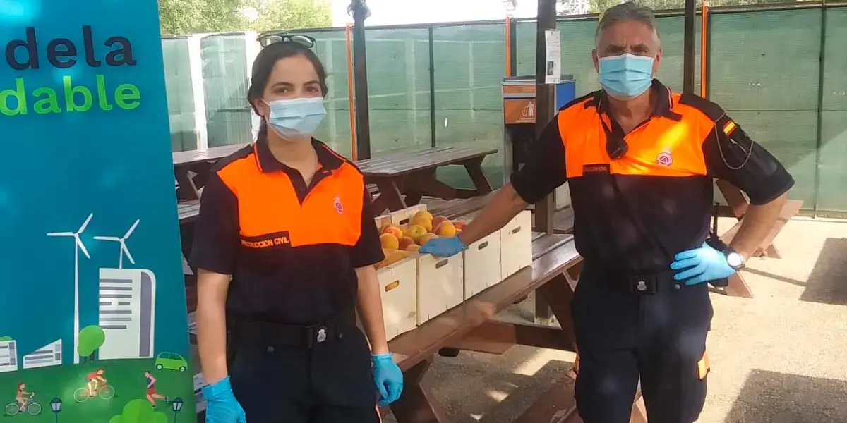 Efectivos de Protecci&oacute;n Civil durante la campa&ntilde;a 'Este verano merienda sano' del proyecto Tudela Saludable