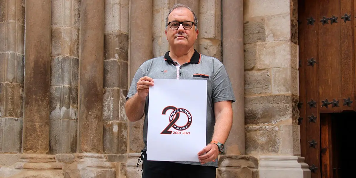Alberto Ram&iacute;rez Arregui, presidente del Aspil-Jumpers Ribera Navarra FS con el logotipo del 20 aniversario del club 2