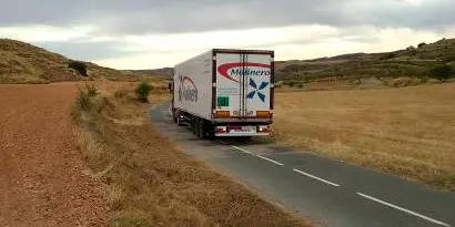 El cami&oacute;n dando marcha atr&aacute;s por la carretera de Gutur hasta el Portillo