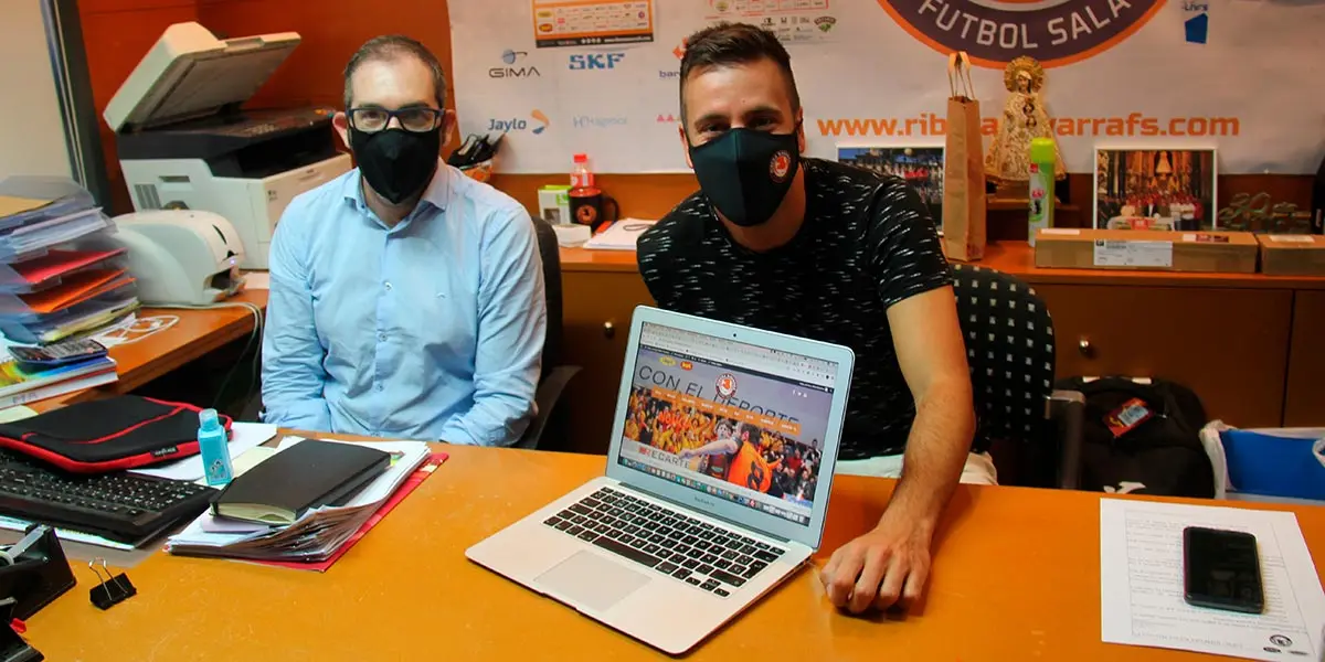Juan Luis P&eacute;rez R&aacute;ndez, director de Marketing del club, e &Iacute;&ntilde;igo Sanz Cord&oacute;n, jefe de prensa de la entidad