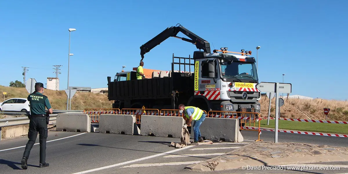 Alfaro cercado con vallas y bloques hormig&oacute;n 2