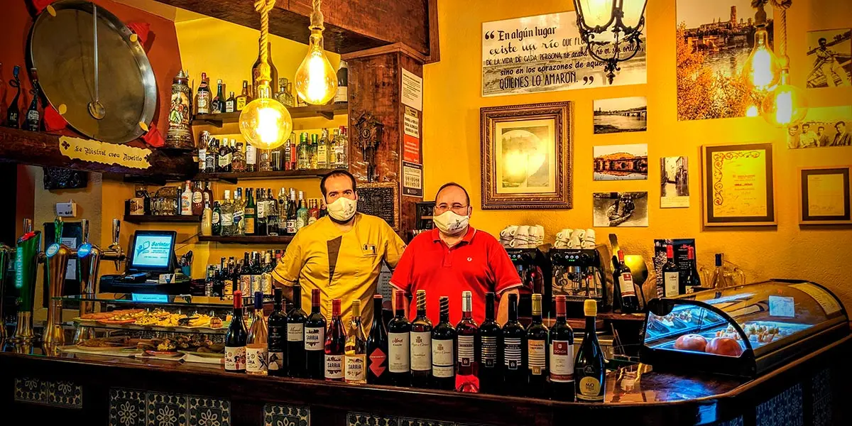 Los hermanos Lamana con todos los vinos que disponen de D.O. Navarra en Le Bistrot