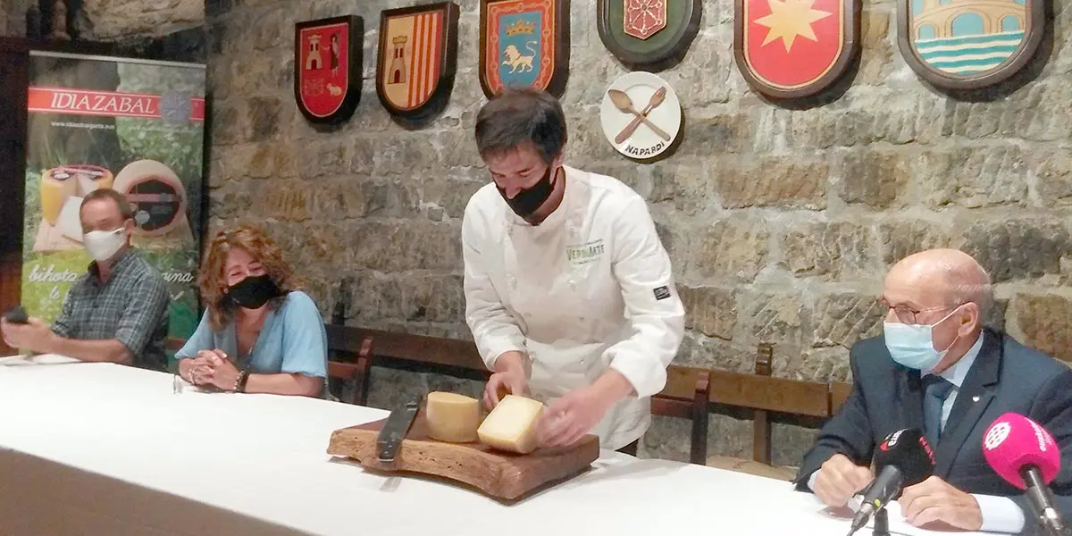 Primer Corte del Idiazabal del a&ntilde;o por Nacho G&oacute;mara