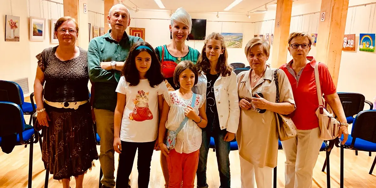 Ana Carcavilla con sus alumnos en una de sus exposiciones