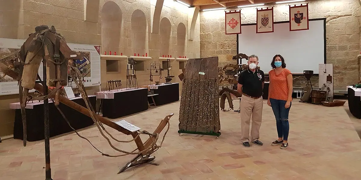 El autor de la exposici&oacute;n de antiguos aperos agr&iacute;colas, Jes&uacute;s Sanz, y la concejal de cultura del Ayuntamiento de Fitero, Mar&iacute;a Aliaga