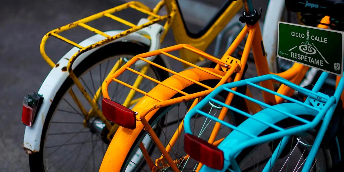 Chapa para la bicicleta en la que se puede leer el 'Resp&eacute;tame' de la campa&ntilde;a