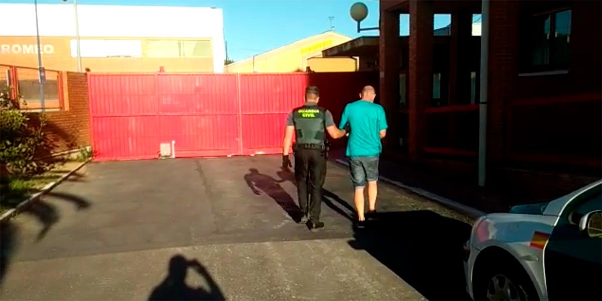 Un agente de la Guardia Civil se lleva detenido al varón de 47 años