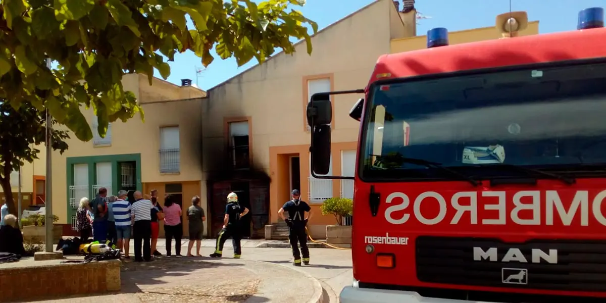 El incendio ha calcinado toda la bajera y enseres que se encontraban en su interior