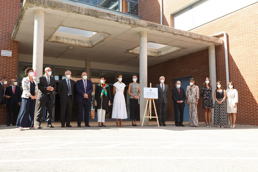Junto a la placa conmemorativa de inauguraci&oacute;n del curso escolar