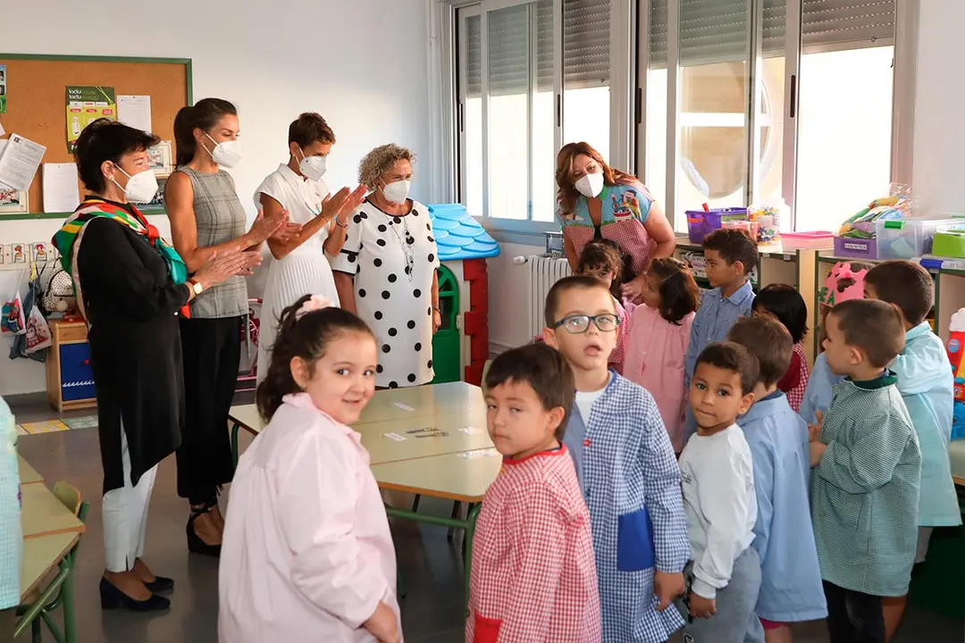 Su Majestad la Reina, la Presidenta de Navarra, Mar&iacute;a Chivite, la ministra de Educaci&oacute;n y Formaci&oacute;n Profesional, Isabel Cela&aacute;, y la directora del centro Mar&iacute;a Carmen Garde, visitan una de las aulas del CP Nuestra Se&ntilde;ora del Patrocinio en Milagro