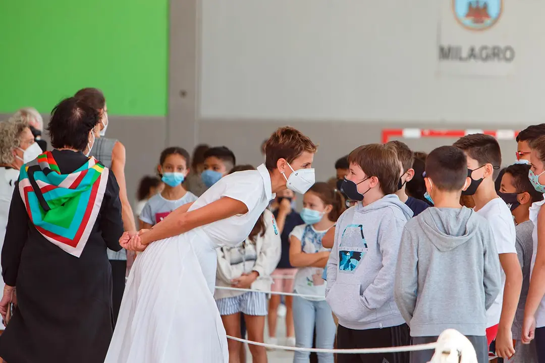 La Presidenta de Navarra se dirige a uno de los alumnos del CPEIP Nuestra Se&ntilde;ora del Patrocinio, de Milagro