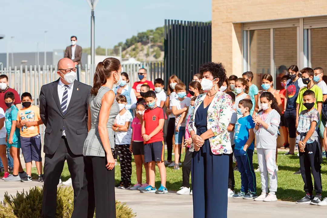 El consejero de Educaci&oacute;n, Carlos Gimeno, S.M. la Reina, y la vicepresidenta primera del Parlamento de Navarra, Inmaculada Jurio, en la inauguraci&oacute;n