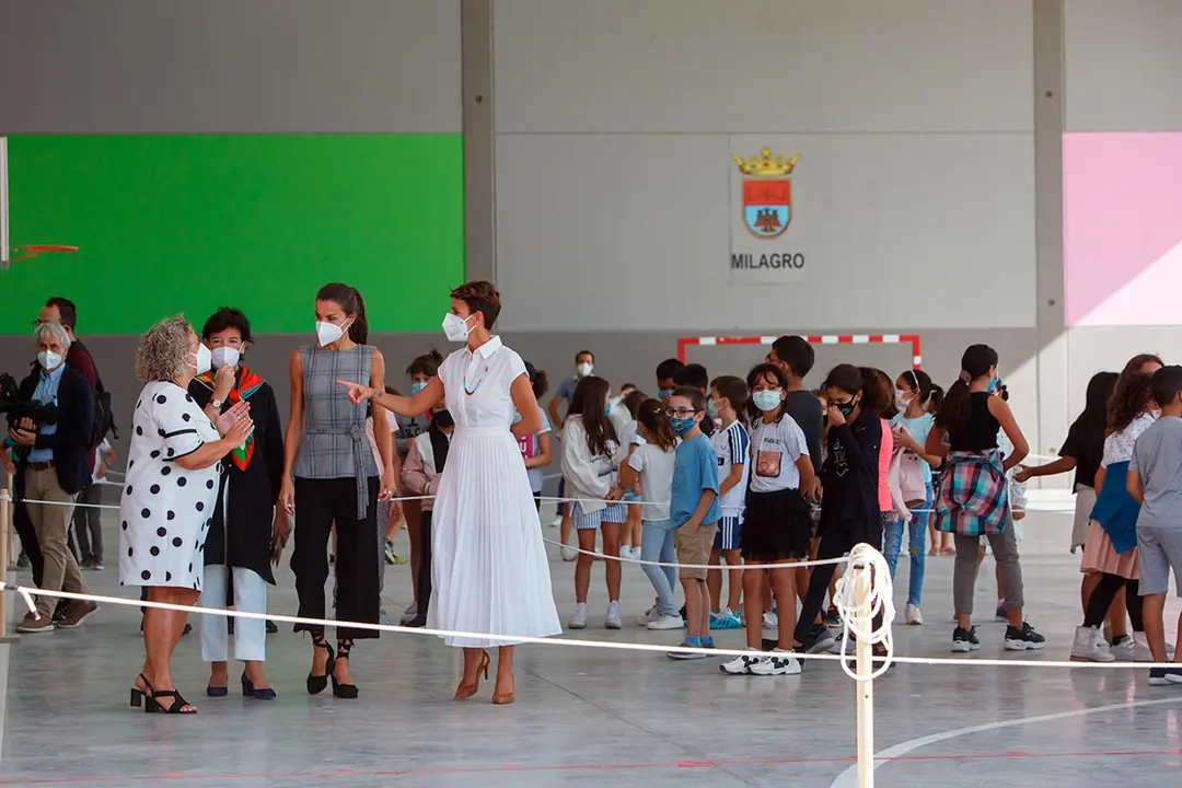M&ordf; Carmen P&eacute;rez, directora del centro de Milagro, junto a la ministra de Educaci&oacute;n, la Presidenta de Navarra, y S. M. la Reina