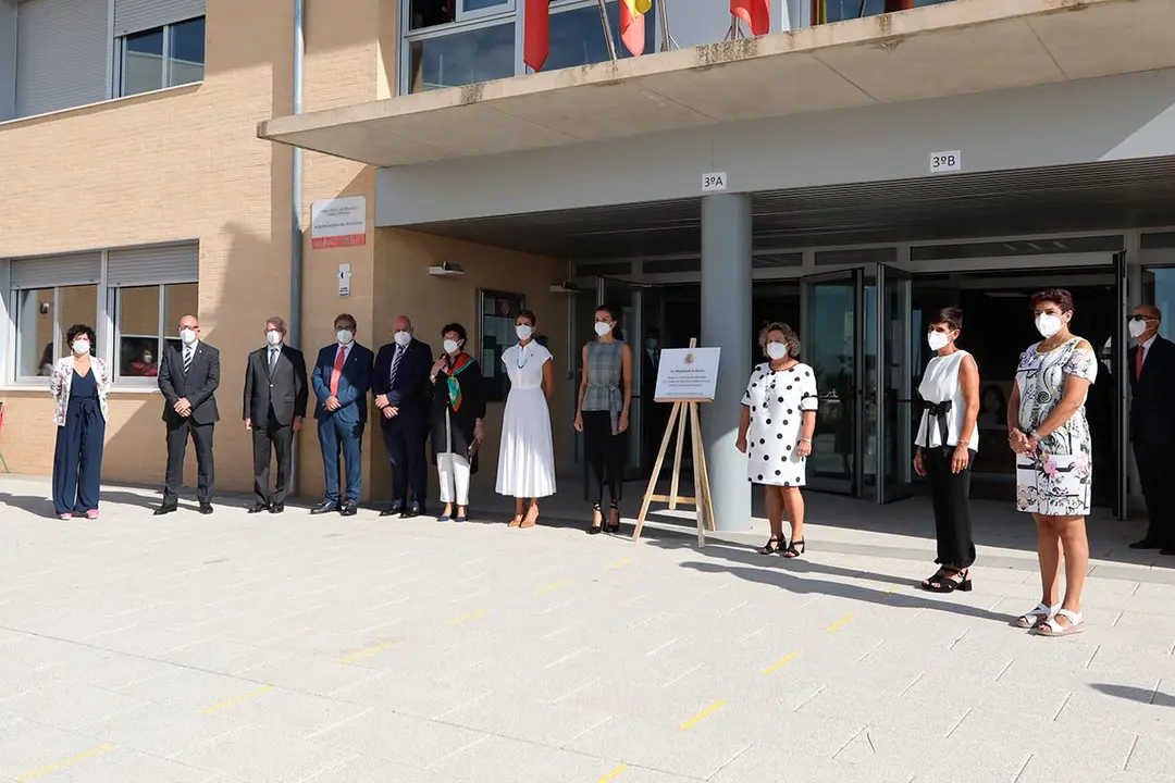 Su Majestad la Reina en la inauguraci&oacute;n del curso escolar en el CPEIP Nuestra Se&ntilde;ora del Patrocino en Milagro, junto a la Presidenta de Navarra, Mar&iacute;a Chivite, y resto de autoridades