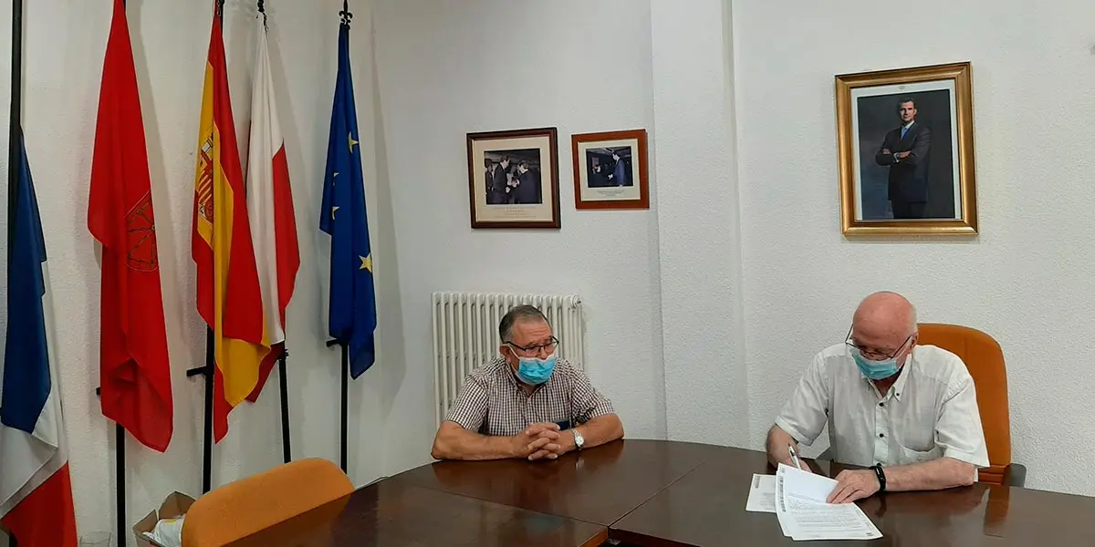 Momento de la firma del contrato entre el alcalde de Ablitas, Carmelo Arriazu Serrano y el Presidente de Adisco Valent&iacute;n Carranza Rold&aacute;n 2