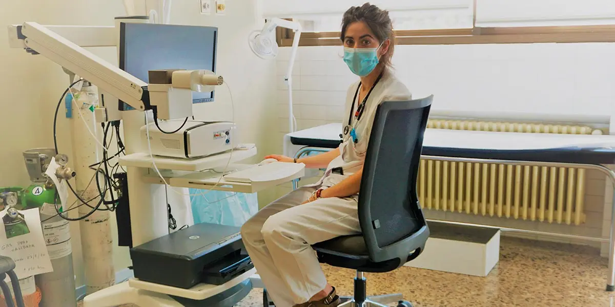 Itziar Campo Esnaola, nueva neum&oacute;loga del Hospital Reina Sof&iacute;a, en la consulta 25 del centro en la que se realizan las pruebas de la reci&eacute;n ampliada Unidad de Neumolog&iacute;a