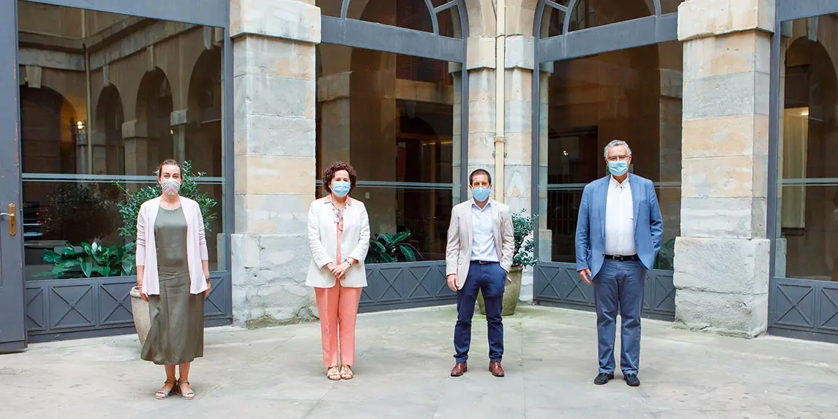 De izquierda a derecha Cristina Azcona, vicepresidenta de LARES, la consejera Maeztu, Juan Carlos Castillo y el presidente de ANEA, Rafael S&aacute;nchez Ostiz, antes de la comparecencia de prensa.