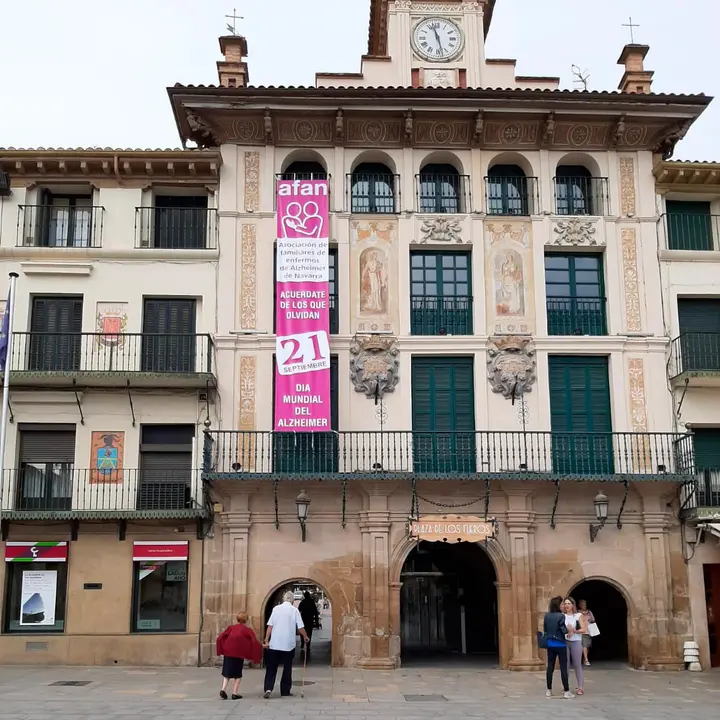 Se ha colocado una lona alusiva a esta conmemoraci&oacute;n en la Casa del Reloj
