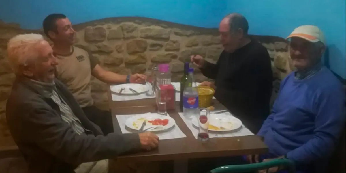 El comedor social de El Frago se puso en marcha ayer con los primeros comensales