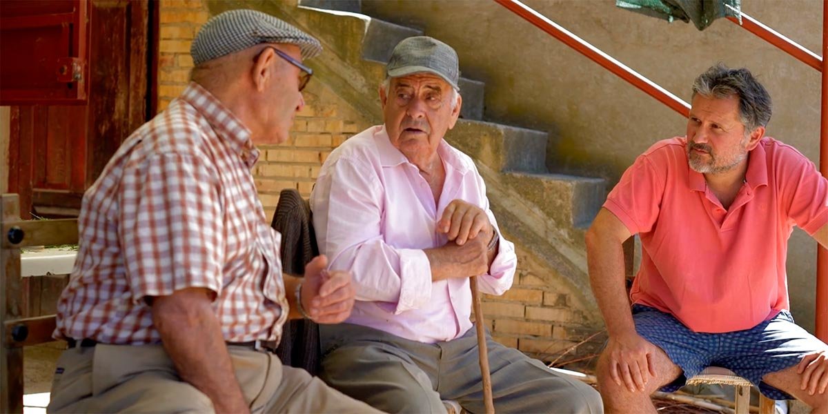 Santi Cordón conversando con dos de los últimos hortelanos de la Mejana